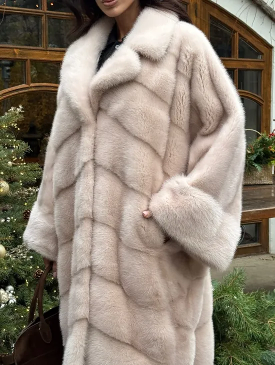 Шуба натуральная из меха аукционной норки в стиле «Oversize» - пудровая