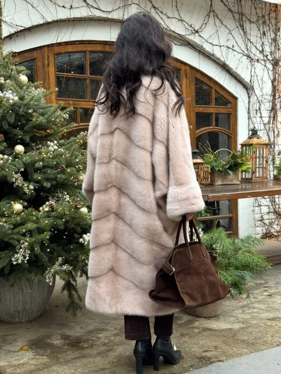 Шуба натуральная из меха аукционной норки в стиле «Oversize» - пудровая