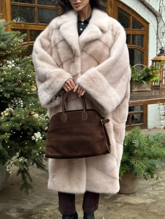 Шуба натуральная из меха аукционной норки в стиле «Oversize» - пудровая