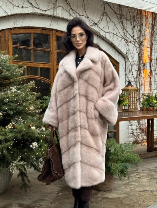 Шуба натуральная из меха аукционной норки в стиле «Oversize» - пудровая