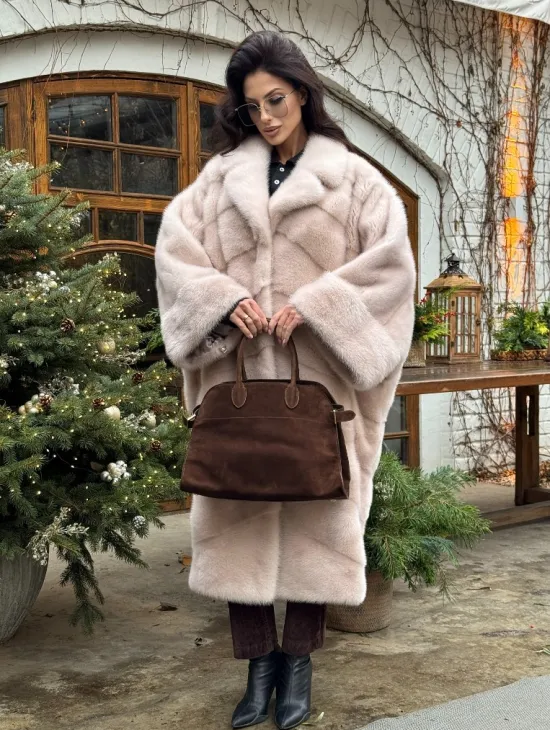Шуба натуральная из меха аукционной норки в стиле «Oversize» - пудровая