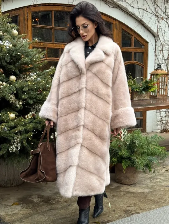 Шуба натуральная из меха аукционной норки в стиле «Oversize» - пудровая
