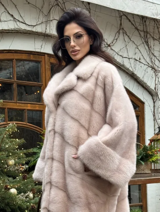 Шуба натуральная из меха аукционной норки в стиле «Oversize» - пудровая