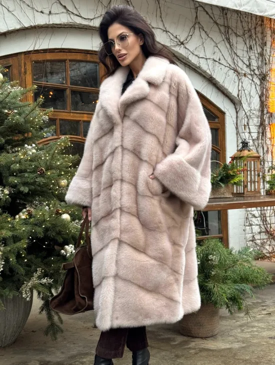 Шуба натуральная из меха аукционной норки в стиле «Oversize» - пудровая