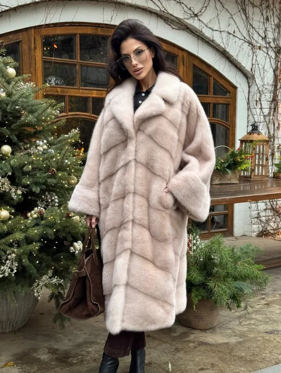 Шуба натуральная из меха аукционной норки в стиле «Oversize» - пудровая