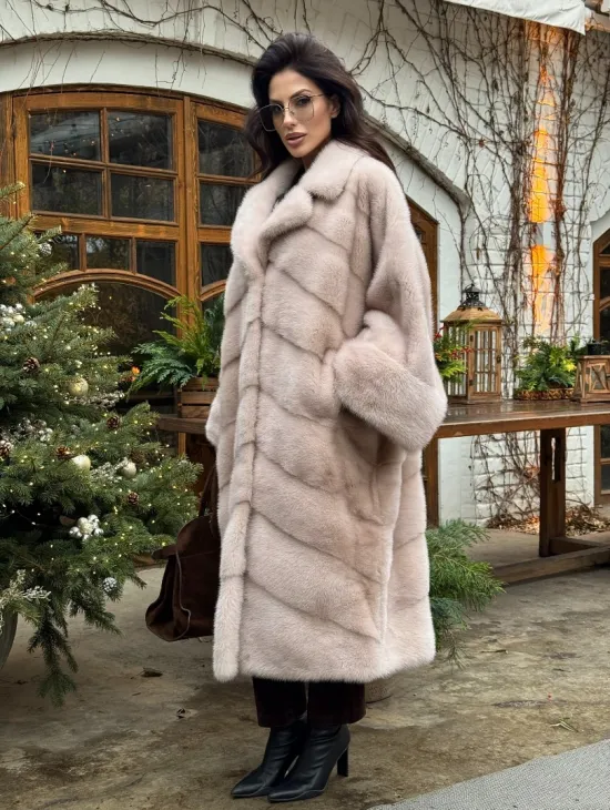 Шуба натуральная из меха аукционной норки в стиле «Oversize» - пудровая