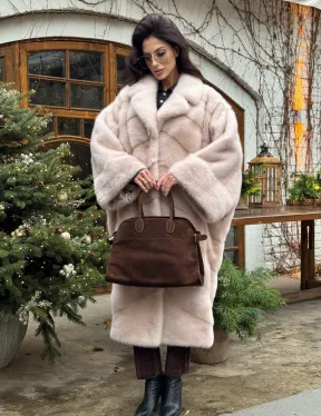 Шуба натуральная из меха аукционной норки в стиле «Oversize» - пудровая