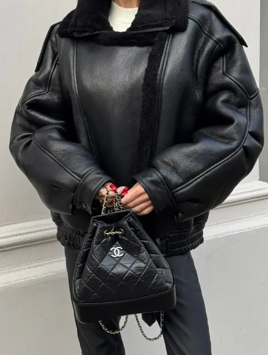 Укороченная женская дубленка - бомбер с двойным воротником