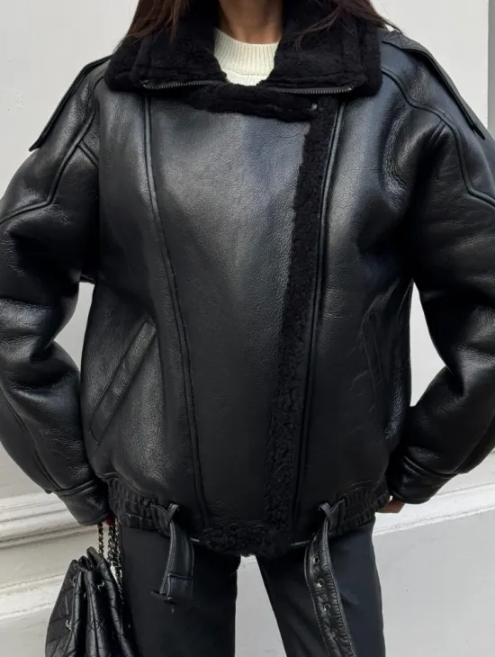 Укороченная женская дубленка - бомбер с двойным воротником