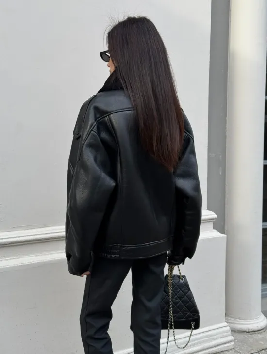 Укороченная женская дубленка - бомбер с двойным воротником