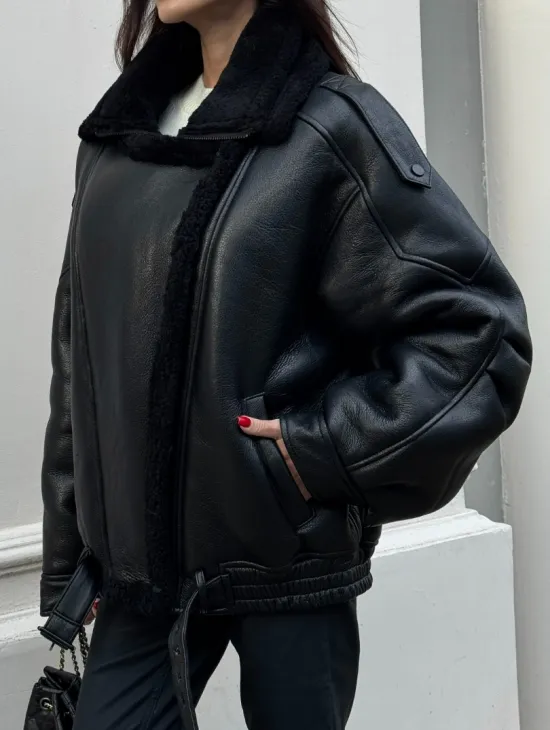 Укороченная женская дубленка - бомбер с двойным воротником