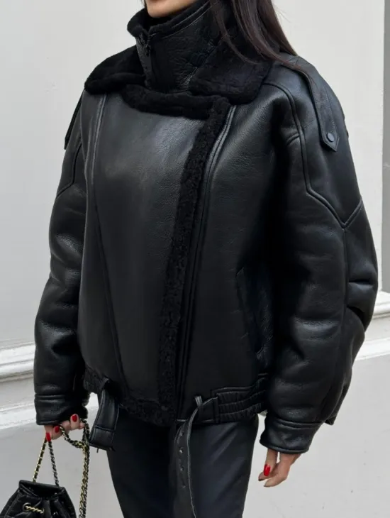 Укороченная женская дубленка - бомбер с двойным воротником