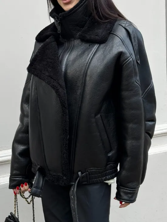 Укороченная женская дубленка - бомбер с двойным воротником