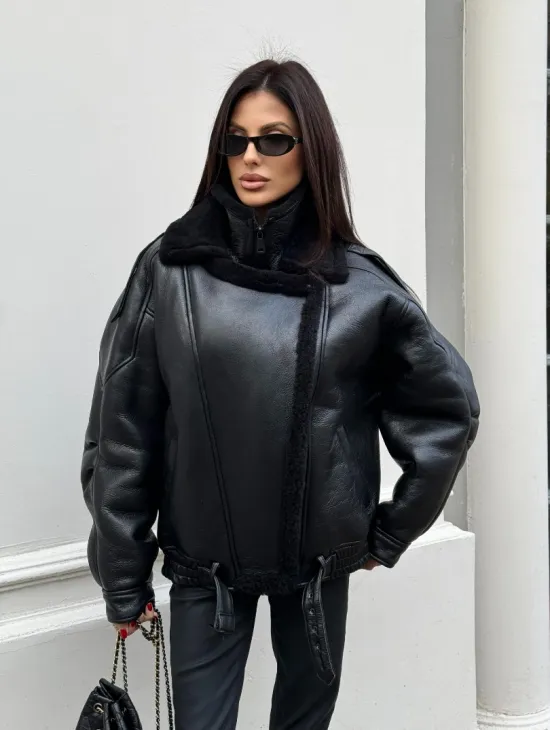 Укороченная женская дубленка - бомбер с двойным воротником