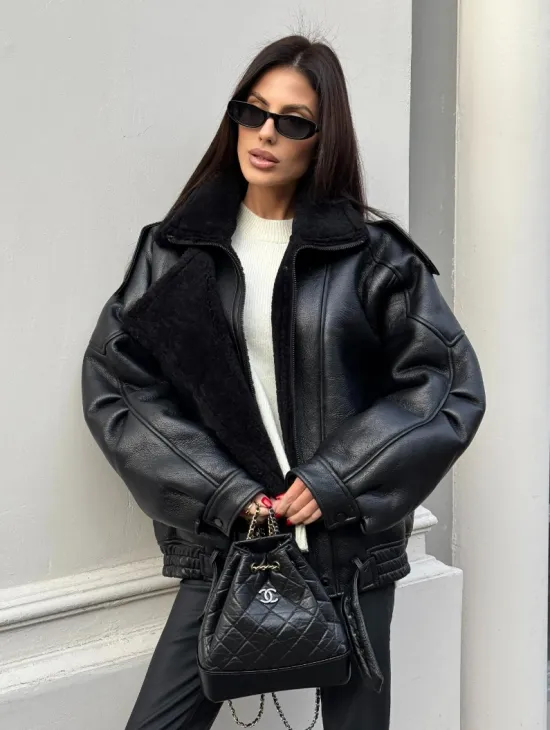 Укороченная женская дубленка - бомбер с двойным воротником