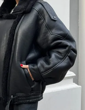 Укороченная женская дубленка - бомбер с двойным воротником