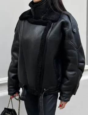 Укороченная женская дубленка - бомбер с двойным воротником