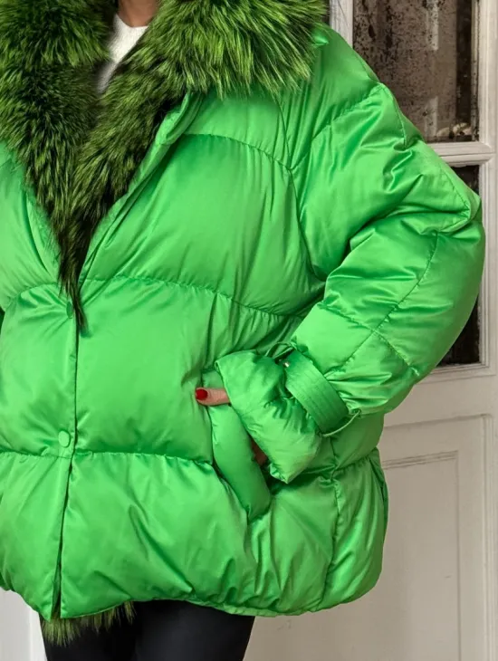 Стильный женский пуховик с мехом чернобурки в цвете изумруд
