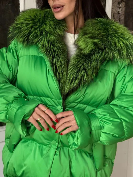 Стильный женский пуховик с мехом чернобурки в цвете изумруд