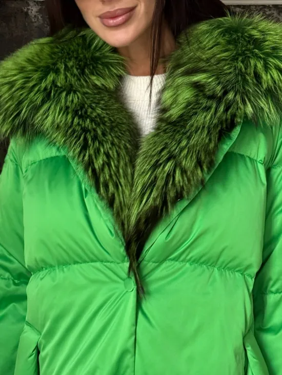 Стильный женский пуховик с мехом чернобурки в цвете изумруд