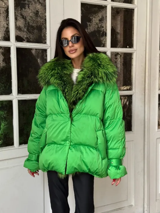 Стильный женский пуховик с мехом чернобурки в цвете изумруд