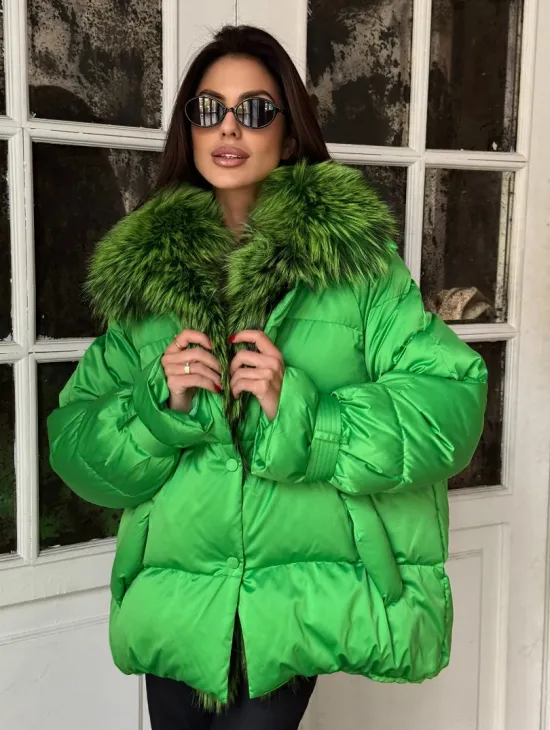 Стильный женский пуховик с мехом чернобурки в цвете изумруд