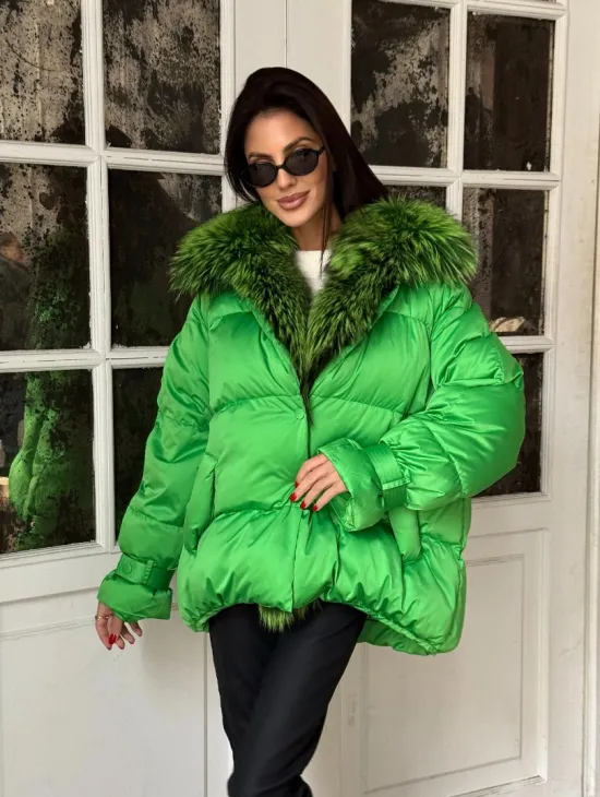Стильный женский пуховик с мехом чернобурки в цвете изумруд