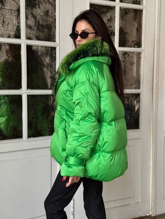 Стильный женский пуховик с мехом чернобурки в цвете изумруд
