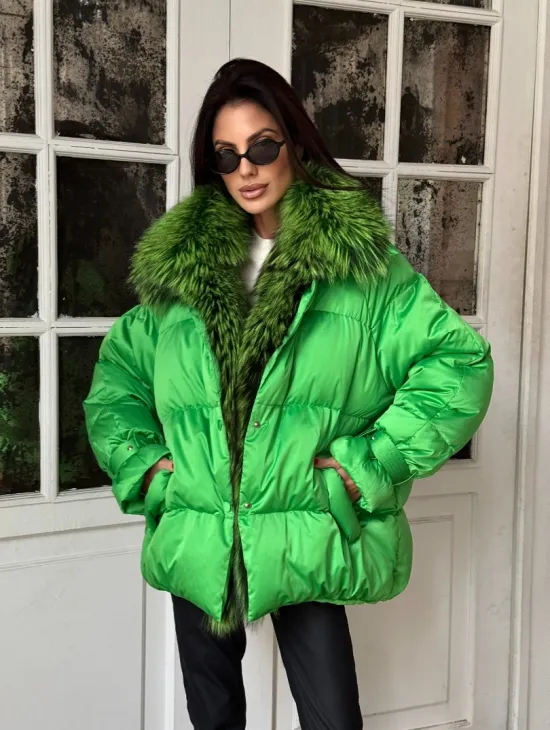 Стильный женский пуховик с мехом чернобурки в цвете изумруд
