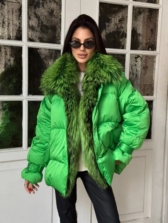 Стильный женский пуховик с мехом чернобурки в цвете изумруд