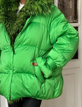 Стильный женский пуховик с мехом чернобурки в цвете изумруд