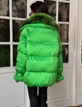 Стильный женский пуховик с мехом чернобурки в цвете изумруд