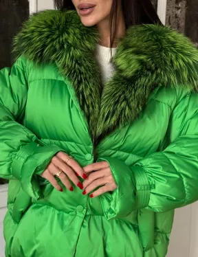 Стильный женский пуховик с мехом чернобурки в цвете изумруд