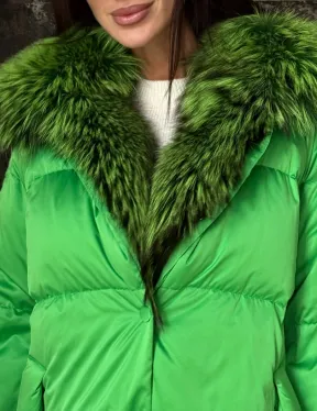 Стильный женский пуховик с мехом чернобурки в цвете изумруд