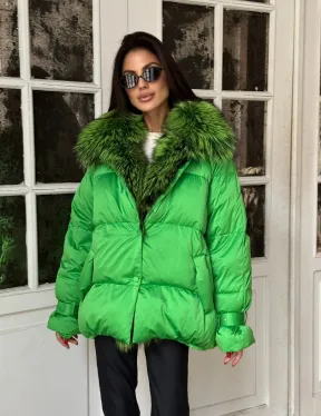 Стильный женский пуховик с мехом чернобурки в цвете изумруд
