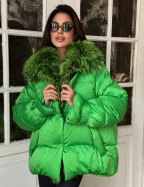 Стильный женский пуховик с мехом чернобурки в цвете изумруд