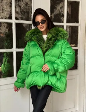 Стильный женский пуховик с мехом чернобурки в цвете изумруд