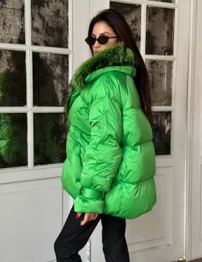 Стильный женский пуховик с мехом чернобурки в цвете изумруд