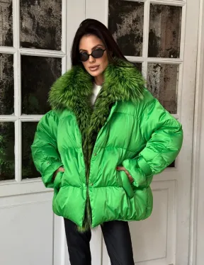 Стильный женский пуховик с мехом чернобурки в цвете изумруд