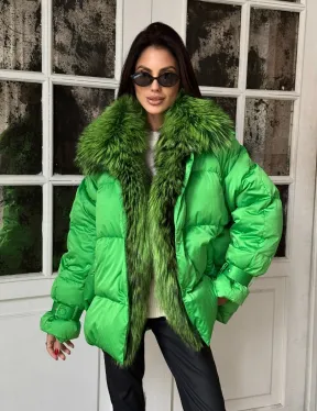 Стильный женский пуховик с мехом чернобурки в цвете изумруд