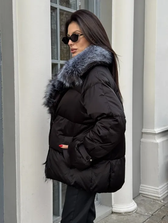 Модный пуховик в стиле Oversize с натуральным мехом чернобурки