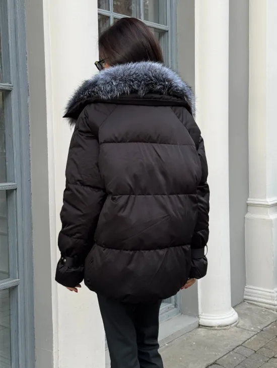 Модный пуховик в стиле Oversize с натуральным мехом чернобурки