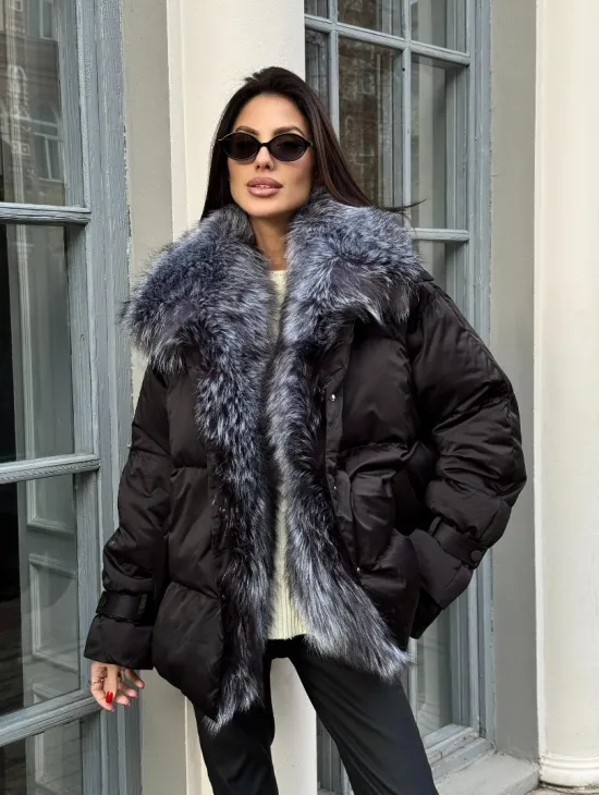 Модный пуховик в стиле Oversize с натуральным мехом чернобурки