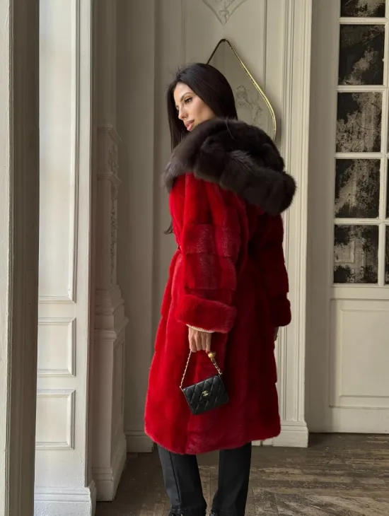 Красное меховое кимоно из аукционной норки с капюшоном куница