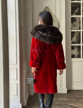 Красное меховое кимоно из аукционной норки с капюшоном куница