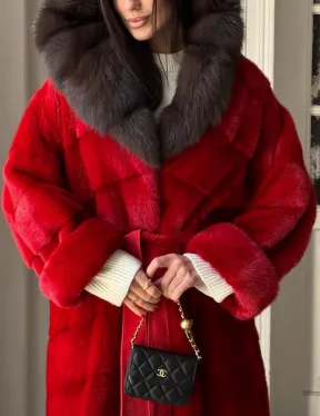 Красное меховое кимоно из аукционной норки с капюшоном куница