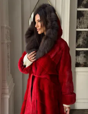 Красное меховое кимоно из аукционной норки с капюшоном куница