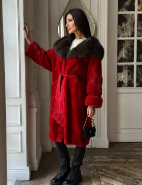 Красное меховое кимоно из аукционной норки с капюшоном куница