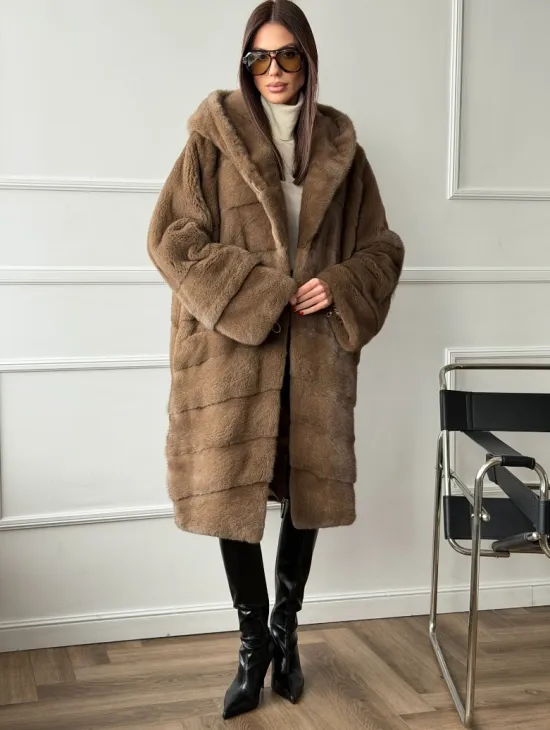 Шуба из меха премиальной плюшевой норки с капюшоном