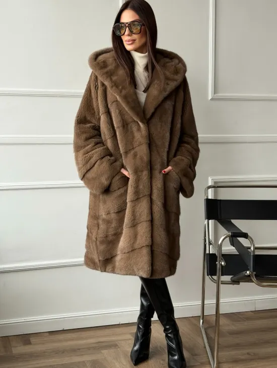 Шуба из меха премиальной плюшевой норки с капюшоном